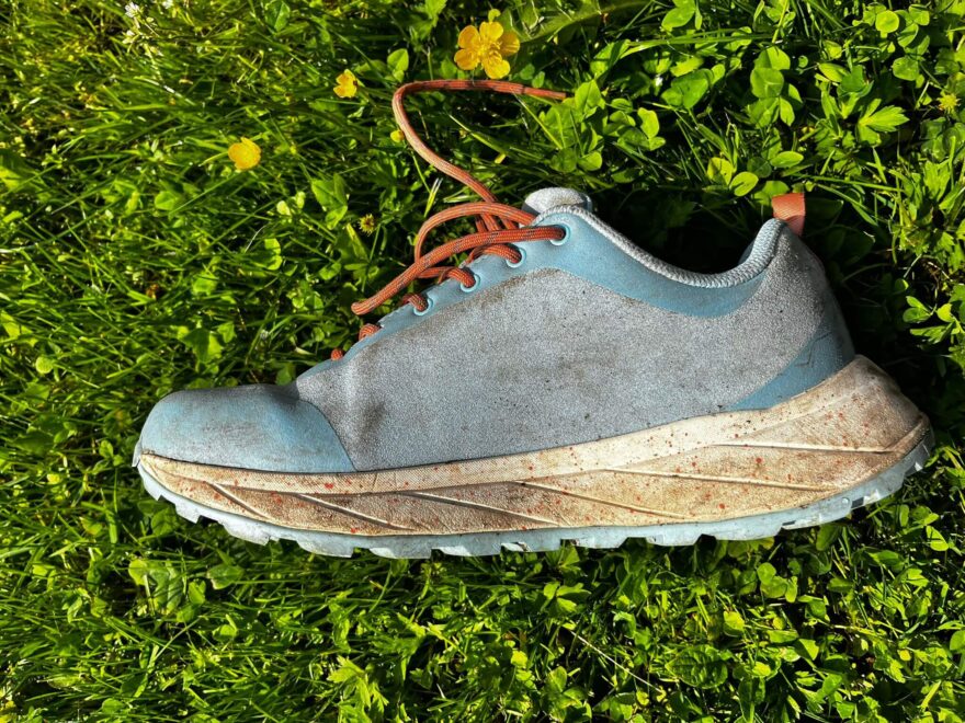 Boční pohled - vnitřní strana - na dámskou botu NORTHFINDER VIBRAM® MEGAGRIP NANDA