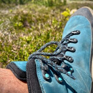 Detail barevné kombinace tkaniček bot Aylla Mitu.