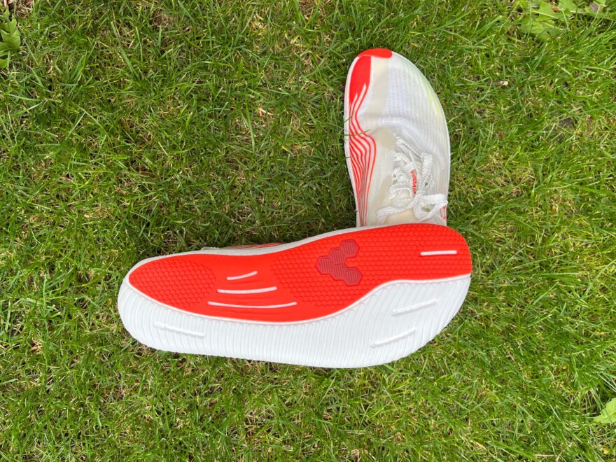 VIVOBAREFOOT PRIMUS FLOW MENS BRIGHT WHITE NEON ORANGE podrážka.