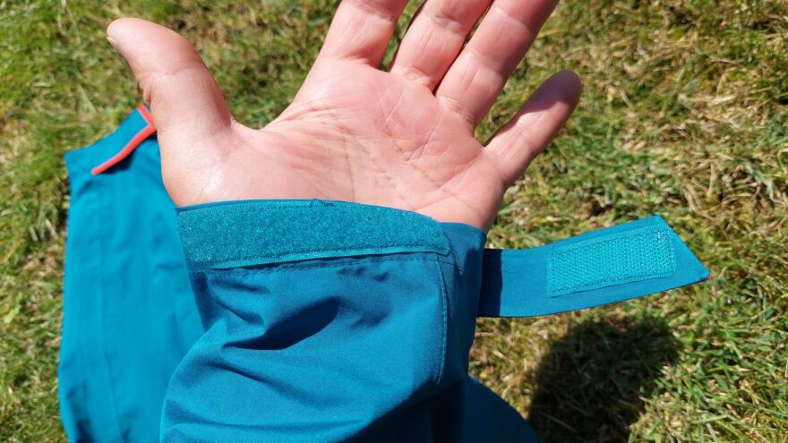 Detail stahování rukávů bundy FLAMINGFOX STORM PROTECT PRO