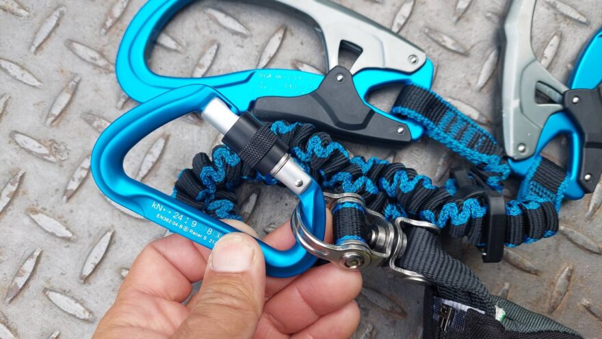 Kovové odsedávací oko tlumiče pádu ROCK EMPIRE SIGA poskytuje odsednutí tak, že dosáhnete na jistící ocelové lano