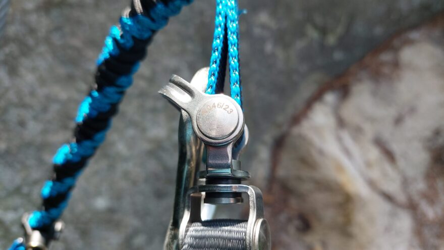 Otočný kloub zabraňuje motání elastických smyček a navíc obsahuje i oko na krátké odsednutí do tlumiče ROCK EMPIRE SIGA