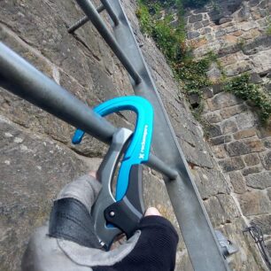 Velká světlost karabin umožňuje použít na dojištění i kramle či příčky ze žebříku - ROCK EMPIRE SIGA