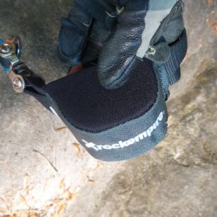 Vlastní tlumič pádu je velmi malý a kompaktní - ROCK EMPIRE SIGA