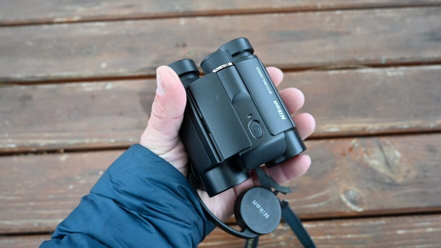 Po sklopení se stane z dalekohledu NIKON STABILIZED 12×25 kompaktní balíček