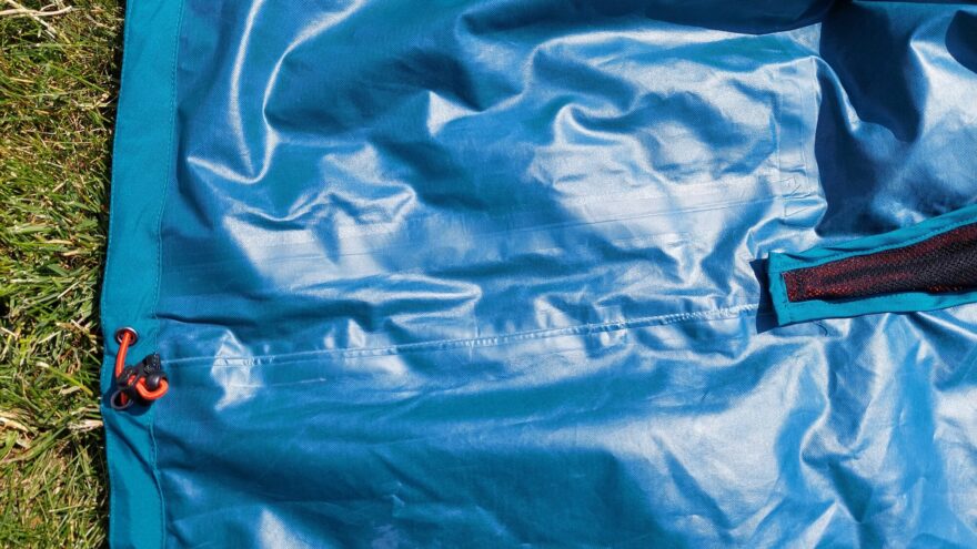 Stahování v pase a detail pásek na švech bundy FLAMINGFOX STORM PROTECT PRO