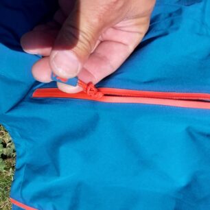 Zipy na kapsách jsou opatřeny táhly - FLAMINGFOX STORM PROTECT PRO