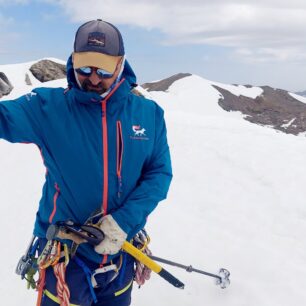 Zjevný tah na pravou paži a omezené možnosti ji zvednout výš - FLAMINGFOX STORM PROTECT PRO