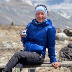 Lehká péřovka by neměla v batohu chybět. Helly Hansen Everdown Hooded Jacket vyniká odolnou konstrukcí bez švů.