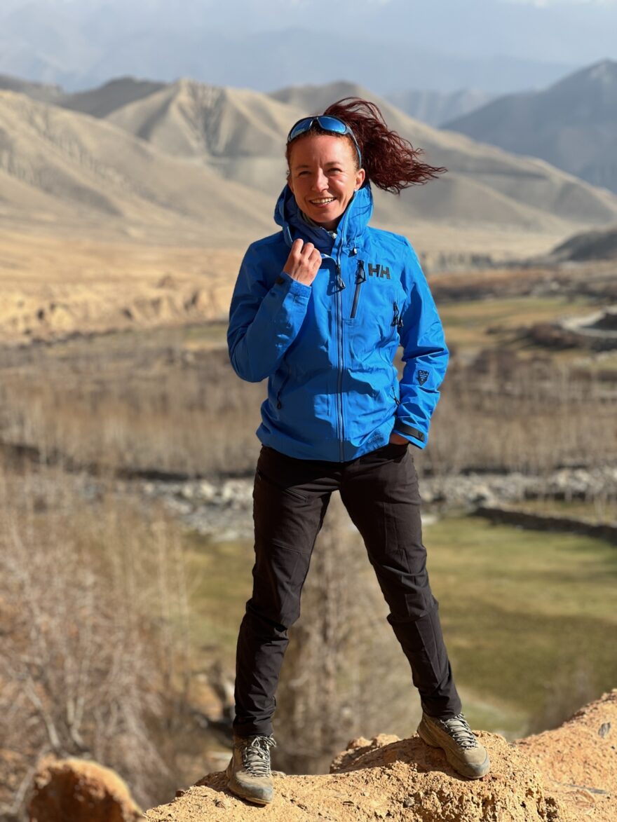 Odolná nepromokavá hardshell bunda Helly Hansen Odin 9 Worlds z pevného, ale lehkého třívrstvého materiálu.