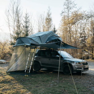 Se zvětšením obytného prostoru v přeháňkách může pomoct i markýza nebo šikovně přichycený tarp