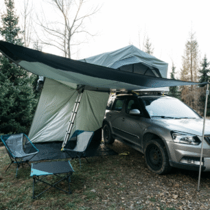 Se zvětšením obytného prostoru v přeháňkách může pomoct i markýza nebo šikovně přichycený tarp