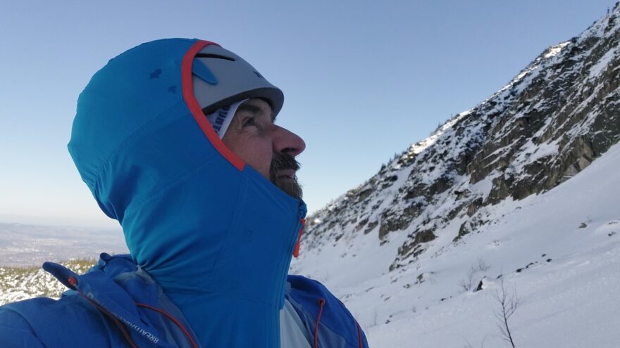 Boční pohled na přetaženou kapuci přes lezeckou helmu - Direct Alpine Dru