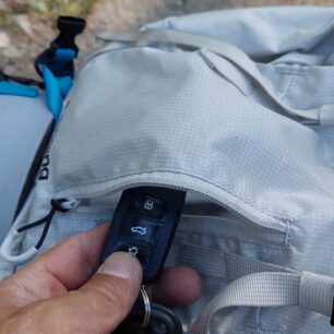 Kapsa ve vrchlíku je na zip a ideální pro uložení věcí, které chcete mít po ruce bez nutnosti otevírat batoh - SINGING ROCK ROCKWALL 20