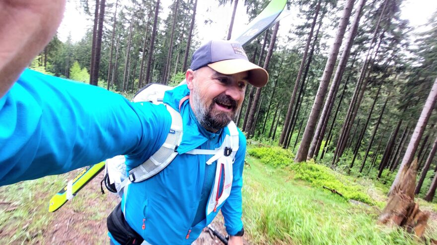 Rychlý nástup za sněhem 19. května v Krkonoších v bundě Direct Alpine Dru