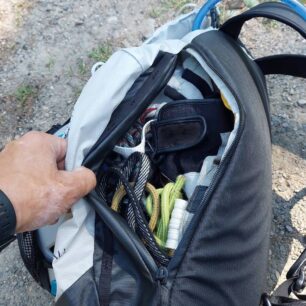 Za boční vstup si batoh SINGING ROCK ROCKWALL 20 zaslouží pochvalu