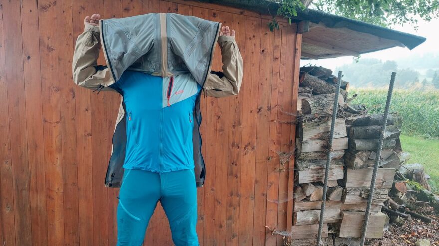 Demonstrace propnutí předního dílu bundy COLUMBIA NORTHWEST EXPLORER™ 3L SHELL