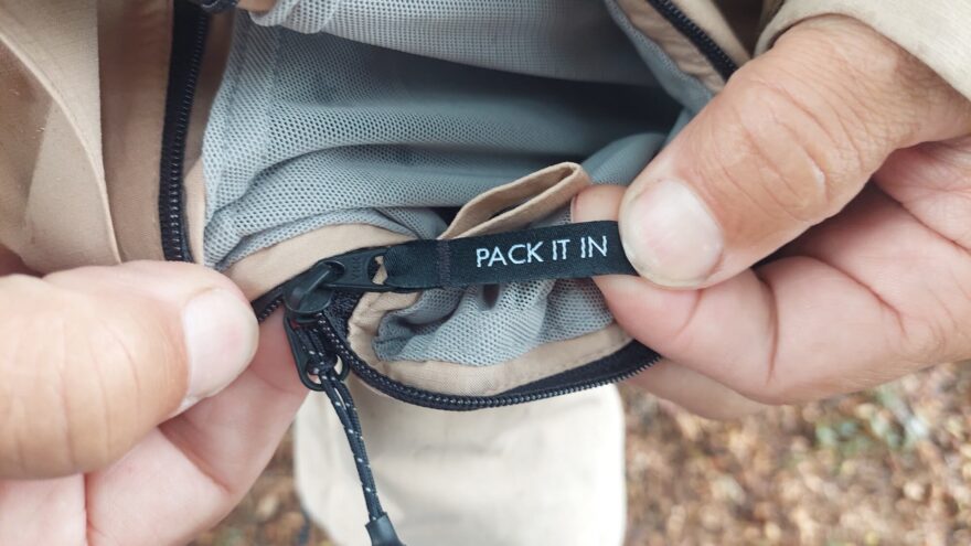 Kapsa pro sbalení bundy COLUMBIA NORTHWEST EXPLORER™ 3L SHELL je označena etiketou PACK IT IN a PACK IT OUT