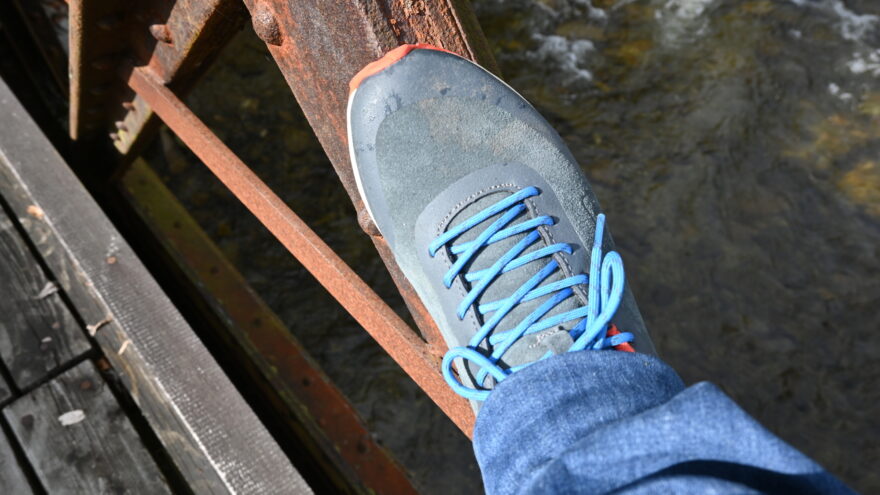 Modré kulaté tkaničky se barevně skvěle doplňují s barvou bot NORTHFINDER NANGA