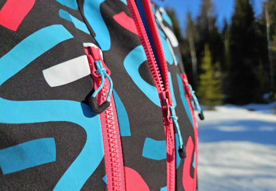 Detaily zipů dámské bundy NORTHFINDER POLARTEC® KRIZNA 2