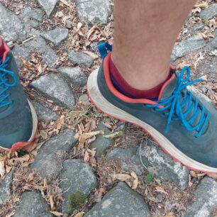 Výstup po kamenném chodníku byl díky kvalitní podrážce a skvělému tlumení komfortní - NORTHFINDER NANGA