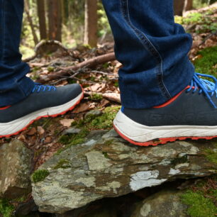 Značková podrážka Vibram® Megagrip drží i na zarostlých kamenech