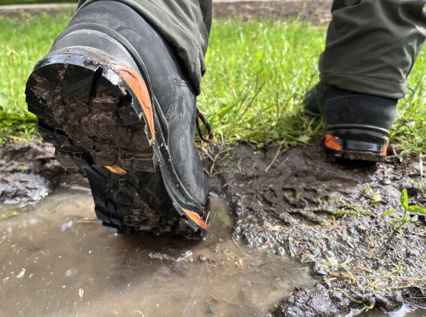 Model LOWA CAMINO GTX EVO používá na podrážky značkovou směs Vibram Apptrail II