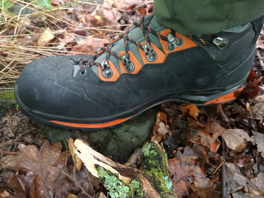 Pohodlí zvyšuje také C4 asymetrický jazyk s proměnlivou tuhostí a opět i zmíněná flexibilní zóna podešve