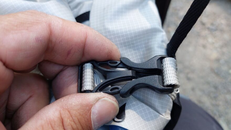 Detail sponky vrchlíku batohu SINGING ROCK ROCKWALL 20