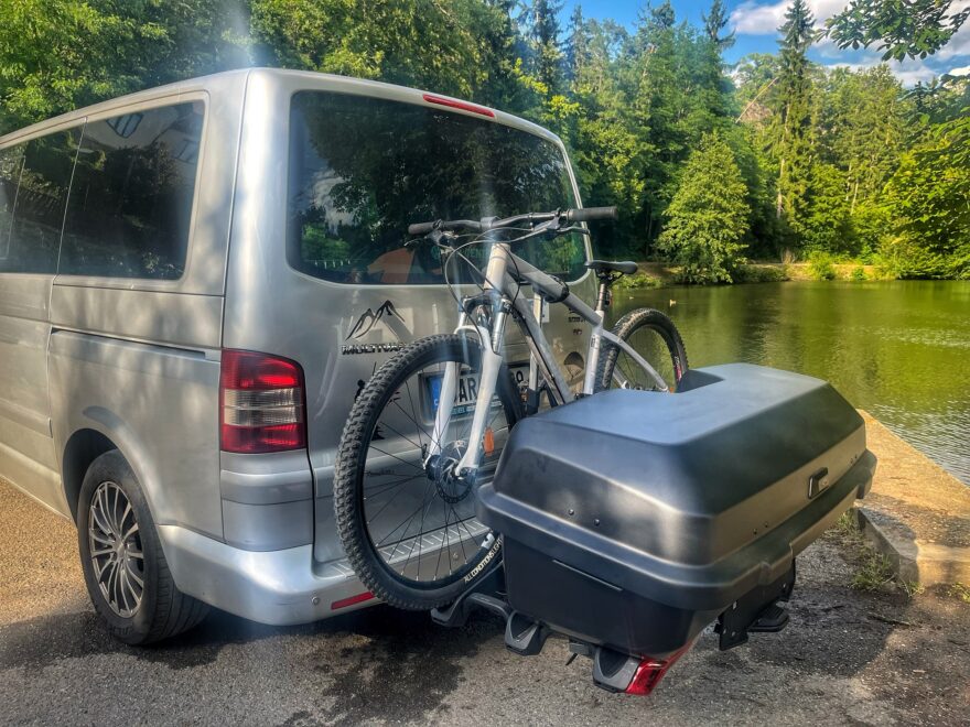 Při použití setu Thule Epos a box Thule Santu je možné vézt jedno kolo a spousta nákladu