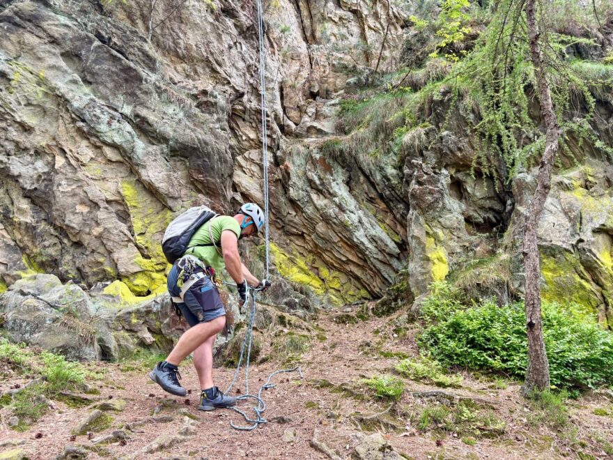 Skvělá na batohu SINGING ROCK ROCKWALL 20 je jeho nízká hmotnost