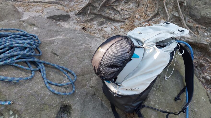 Skvělý je držák helmy - SINGING ROCK ROCKWALL 20