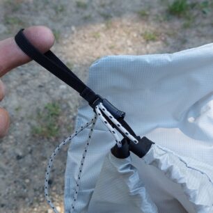 Stačí zatáhnout za poutko a batoh se otevře - gravitační systém otevírání batohu SINGING ROCK ROCKWALL 20