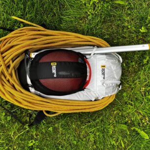 Uložení lana, fixace cepínu a uložení helmy na batohu SINGING ROCK ROCKWALL 20