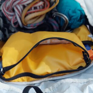 Vnitřní kapsa a díky světlému materiálu i dostatek světla uvnitř batohu SINGING ROCK ROCKWALL 20