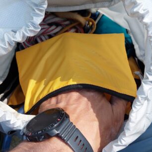 Vnitřní kapsa v batohu SINGING ROCK ROCKWALL 20 je spíše menší