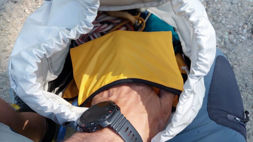 Vnitřní kapsa v batohu SINGING ROCK ROCKWALL 20 je spíše menší