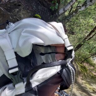 Vrchlík je zabezpečen dvojicí spon a vložit pod něj je možno třeba lano - SINGING ROCK ROCKWALL 20