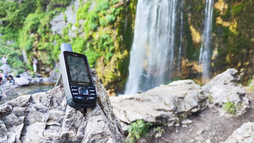 Přístroj GARMIN GPSMAP 67i disponuje certifikací odolnosti, která je dostatečná pro většinu situací