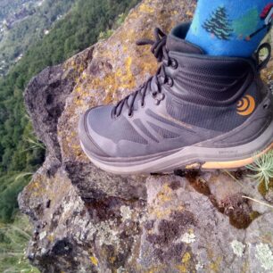 Lehčí lezení zvládne taky.