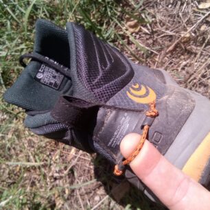 Očka na patě jako příprava pro uchycení návleku -TOPO ATHLETIC TRAILVENTURE 2 WP M