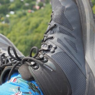 Očko s blokantem tkaničky umožní vyladit si šněrování - TOPO ATHLETIC TRAILVENTURE 2 WP M