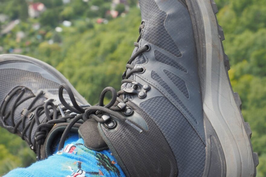 Očko s blokantem tkaničky umožní vyladit si šněrování - TOPO ATHLETIC TRAILVENTURE 2 WP M