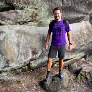 Boty VIVOBAREFOOT Primus Trail Flow Mid při testování ve skalách.