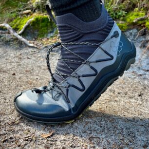 Detail namáhaného místa bot VIVOBAREFOOT Primus Trail Flow Mid.