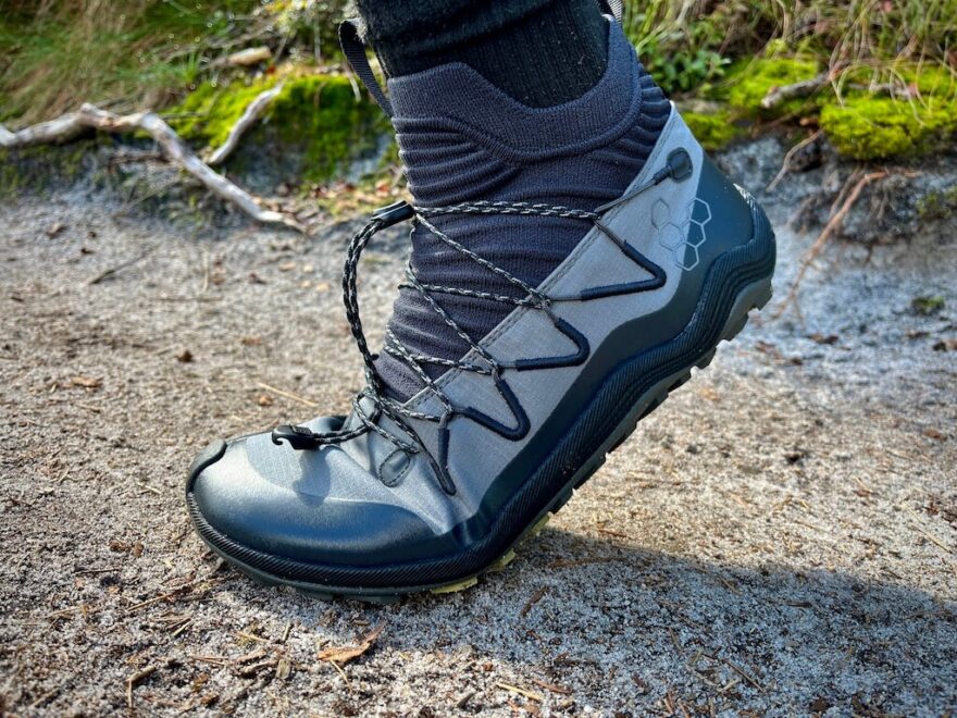 Detail namáhaného místa bot VIVOBAREFOOT Primus Trail Flow Mid.