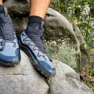 Detail pleteného komínu bot VIVOBAREFOOT Primus Trail Flow Mid.