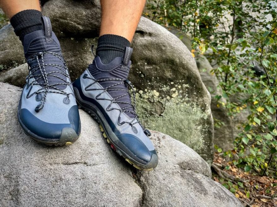 Detail pleteného komínu bot VIVOBAREFOOT Primus Trail Flow Mid.