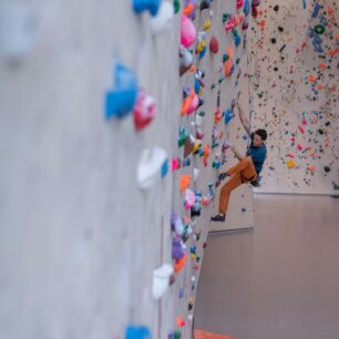 Indoor lezecká stěna Kletterzentrum Innsbruck nabízí 375 cest různých obtížností, včetně několika stanovišť s navijákem „Auto-Belay“ (automatické jistící zařízení).