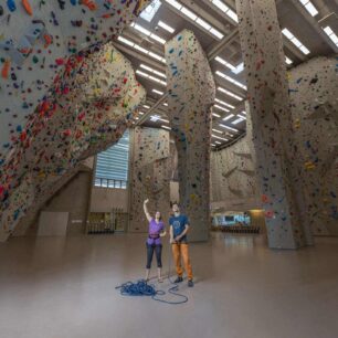 Vnitřní prostory lezecké stěny Kletterzentrum Innsbruck nabízí 375 cest různých obtížností na ploše 3000 m², takže si na své přijdou jak začínající, tak zkušení lezci.